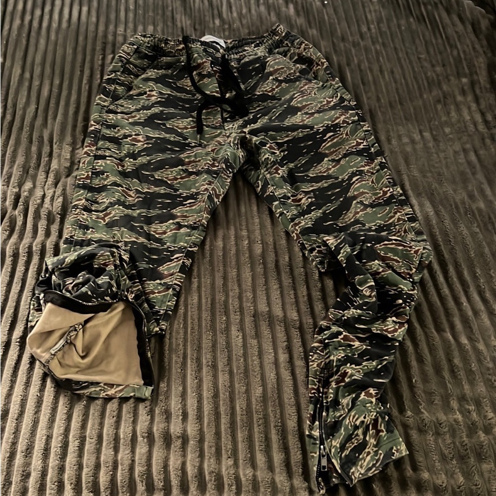 UO CAMO SKINNY JOGGER